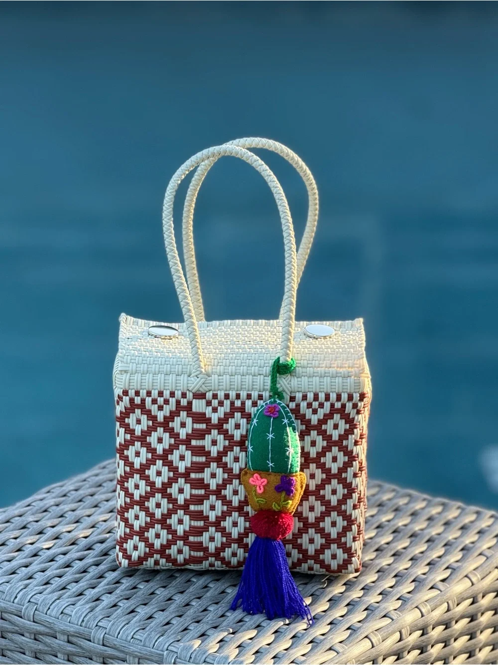 Woven Tote Bag with Pattern and Decorative Tassel